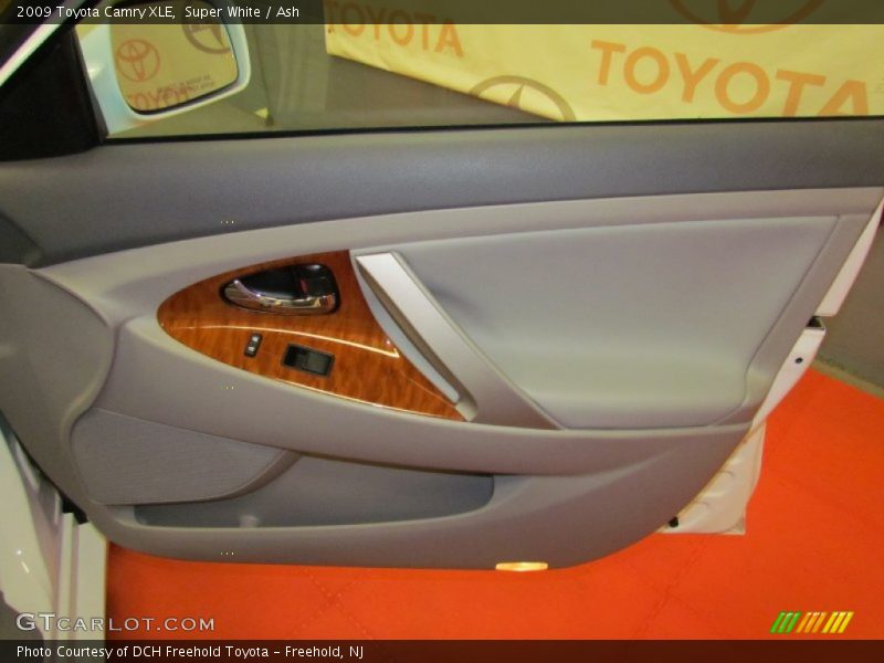 Super White / Ash 2009 Toyota Camry XLE