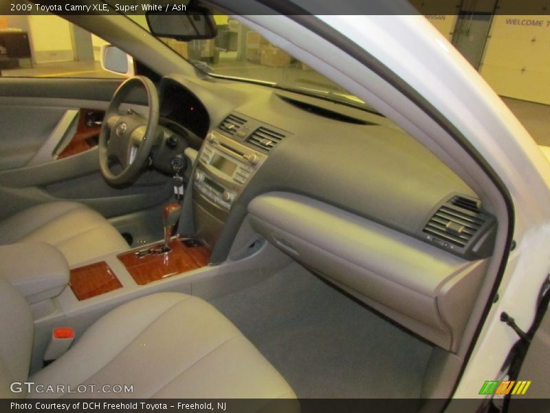 Super White / Ash 2009 Toyota Camry XLE