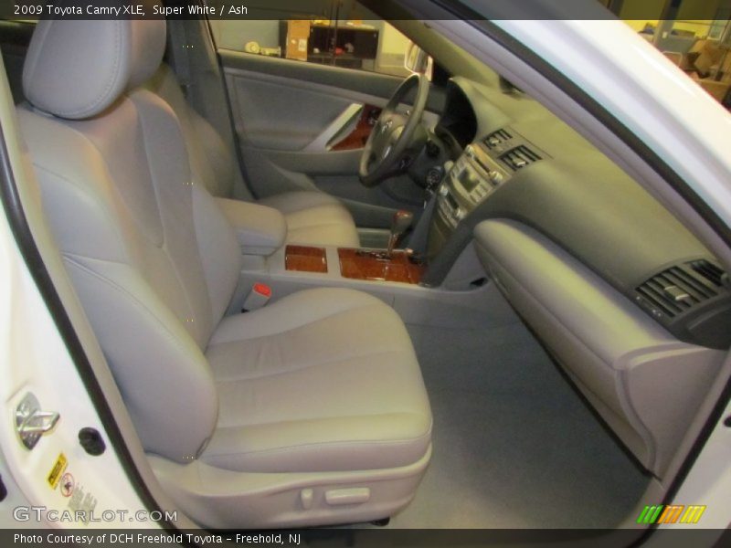 Super White / Ash 2009 Toyota Camry XLE