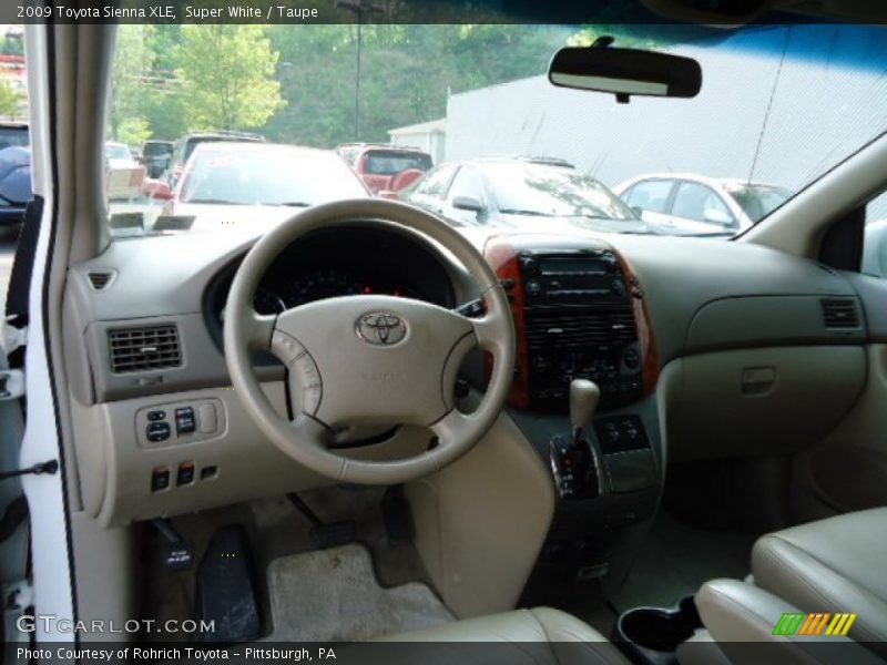 Super White / Taupe 2009 Toyota Sienna XLE