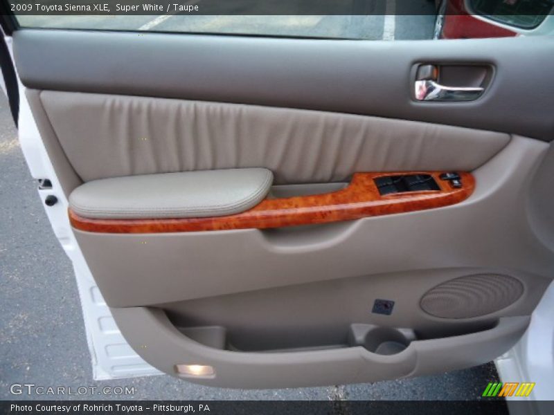 Super White / Taupe 2009 Toyota Sienna XLE