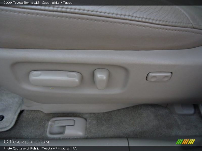 Super White / Taupe 2009 Toyota Sienna XLE