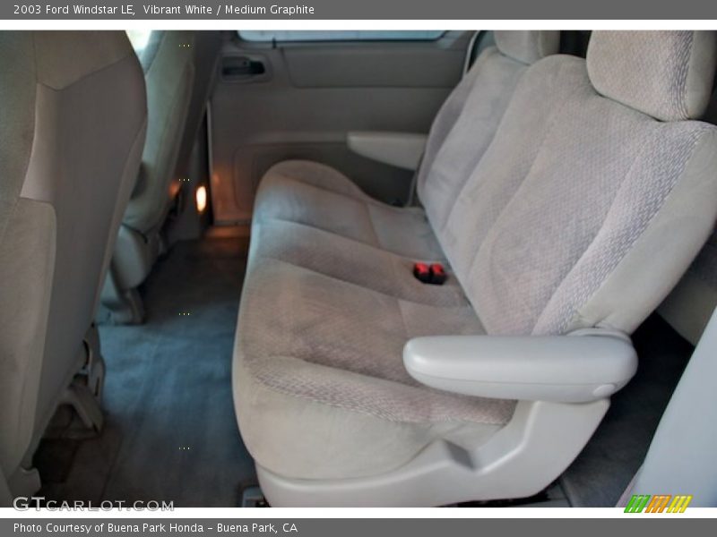 Vibrant White / Medium Graphite 2003 Ford Windstar LE