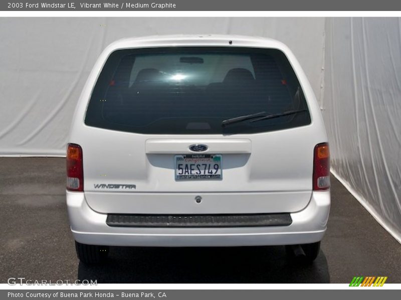 Vibrant White / Medium Graphite 2003 Ford Windstar LE