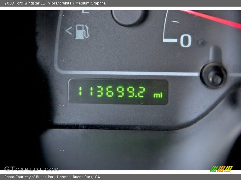 Vibrant White / Medium Graphite 2003 Ford Windstar LE