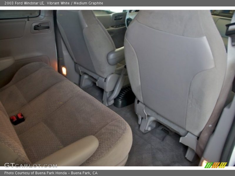Vibrant White / Medium Graphite 2003 Ford Windstar LE