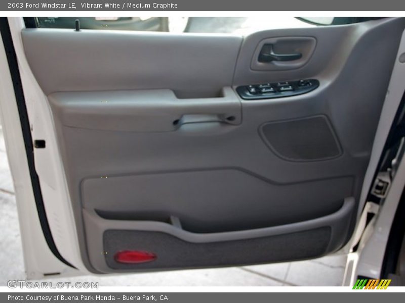 Vibrant White / Medium Graphite 2003 Ford Windstar LE