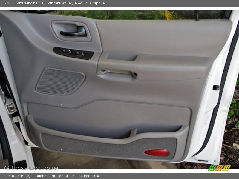 Vibrant White / Medium Graphite 2003 Ford Windstar LE