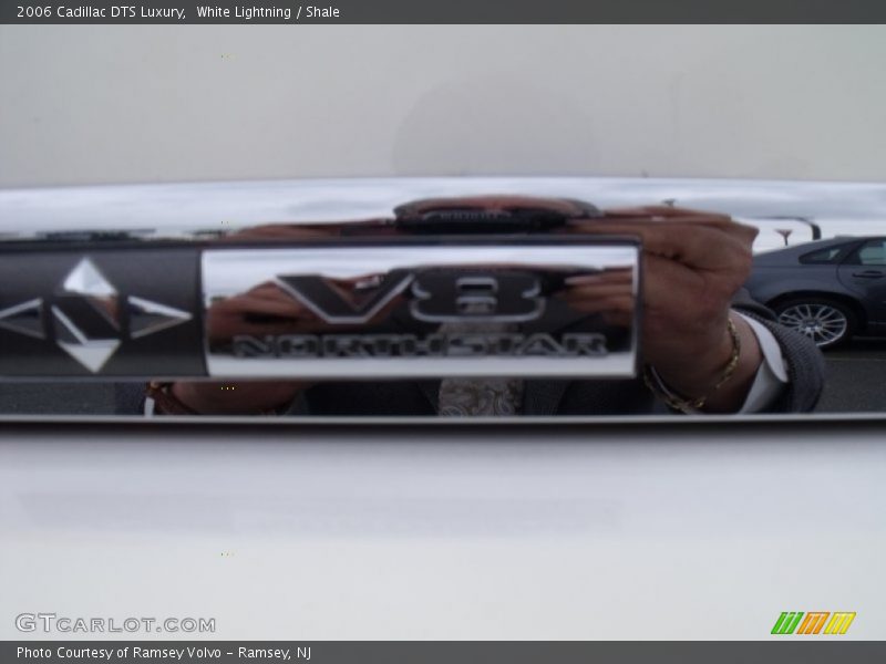 White Lightning / Shale 2006 Cadillac DTS Luxury