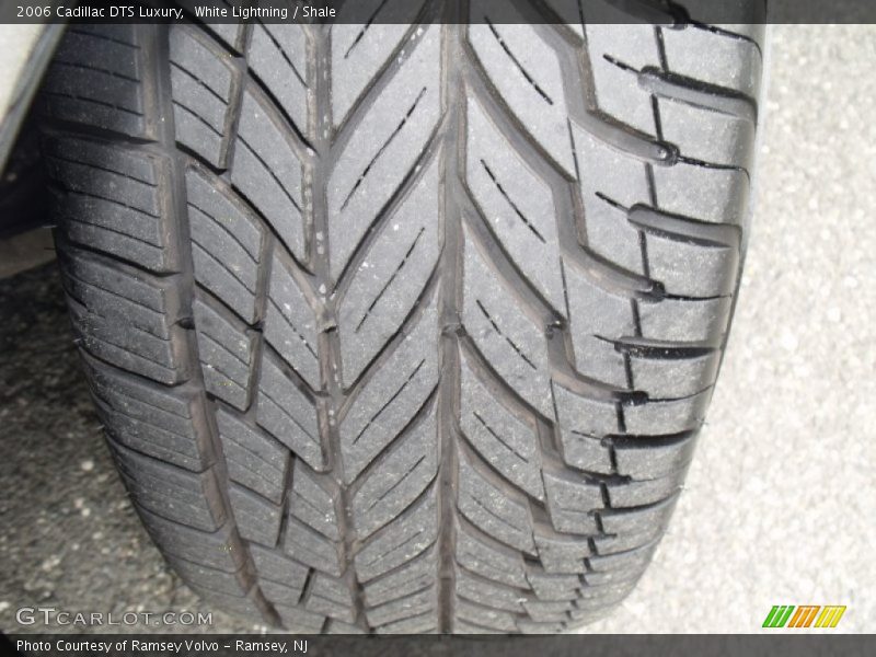 White Lightning / Shale 2006 Cadillac DTS Luxury