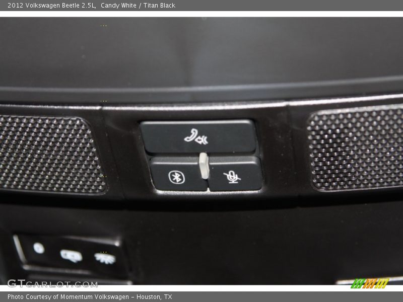 Candy White / Titan Black 2012 Volkswagen Beetle 2.5L