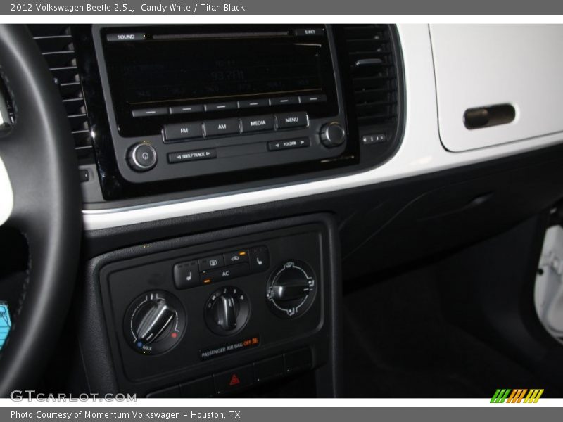 Candy White / Titan Black 2012 Volkswagen Beetle 2.5L
