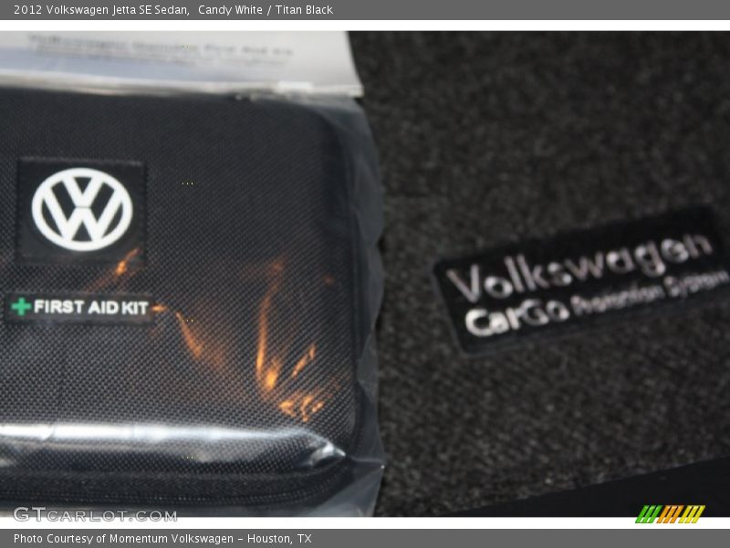 Candy White / Titan Black 2012 Volkswagen Jetta SE Sedan