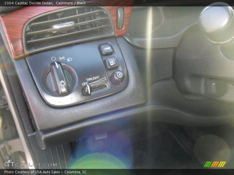 Cashmere / Black 2004 Cadillac DeVille Sedan