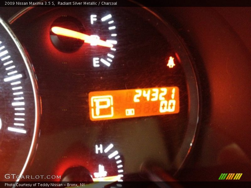 Radiant Silver Metallic / Charcoal 2009 Nissan Maxima 3.5 S