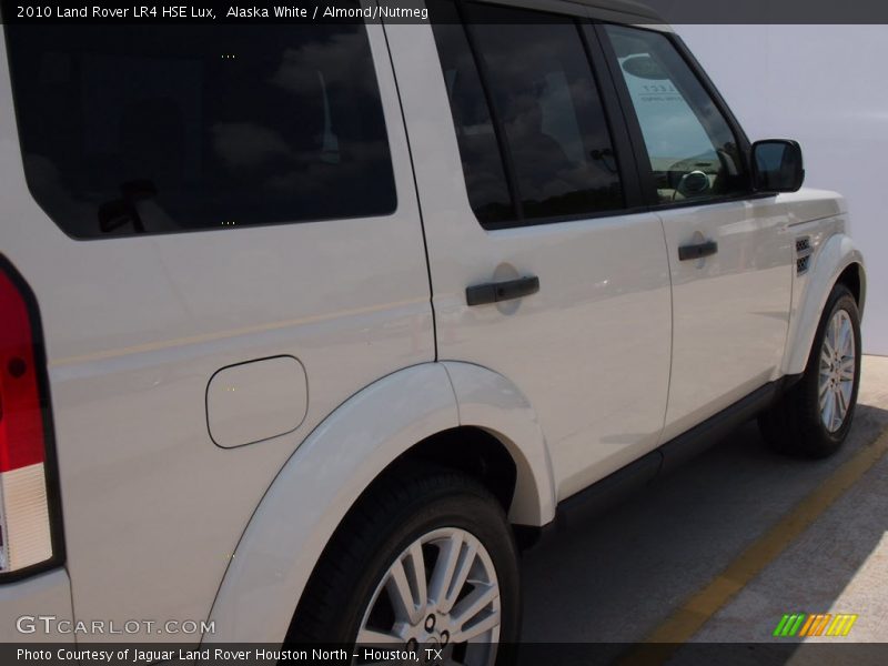 Alaska White / Almond/Nutmeg 2010 Land Rover LR4 HSE Lux