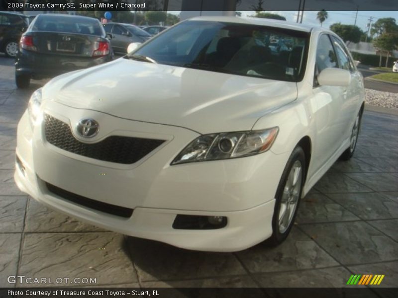 Super White / Charcoal 2009 Toyota Camry SE