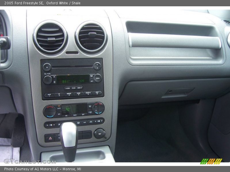 Oxford White / Shale 2005 Ford Freestyle SE