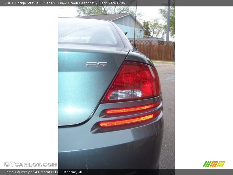 Onyx Green Pearlcoat / Dark Slate Gray 2004 Dodge Stratus ES Sedan