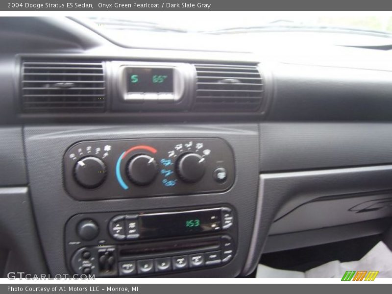 Onyx Green Pearlcoat / Dark Slate Gray 2004 Dodge Stratus ES Sedan