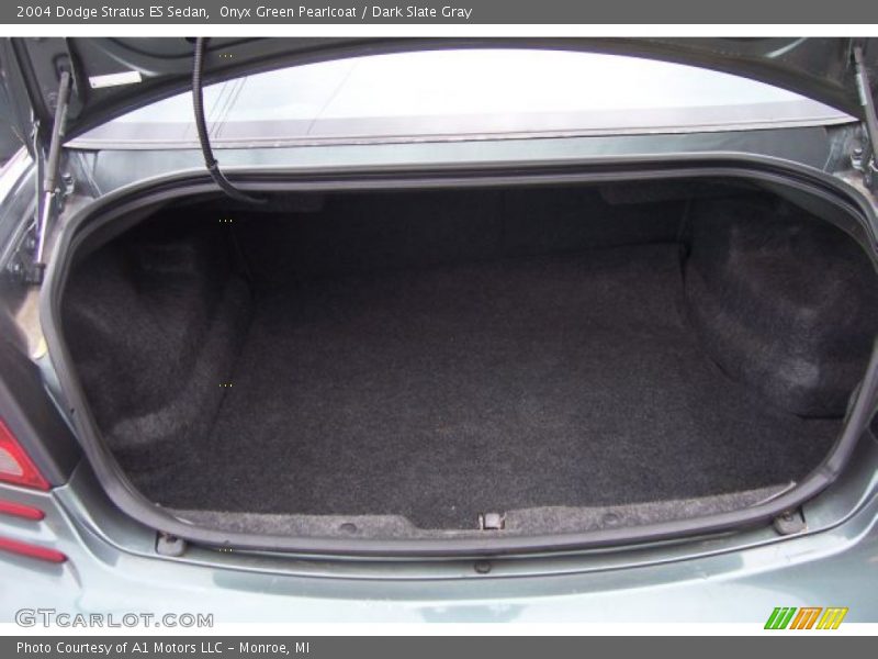  2004 Stratus ES Sedan Trunk