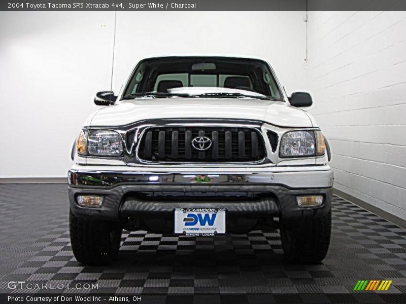 Super White / Charcoal 2004 Toyota Tacoma SR5 Xtracab 4x4