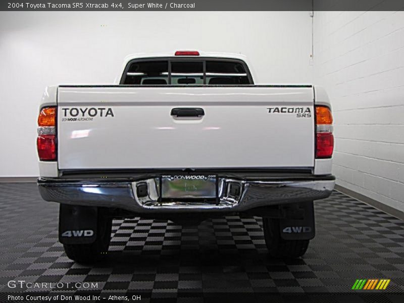 Super White / Charcoal 2004 Toyota Tacoma SR5 Xtracab 4x4