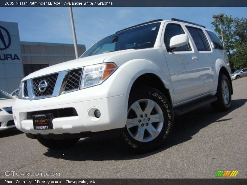 Avalanche White / Graphite 2005 Nissan Pathfinder LE 4x4