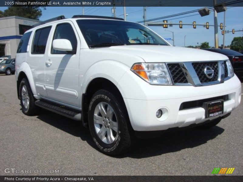 Avalanche White / Graphite 2005 Nissan Pathfinder LE 4x4
