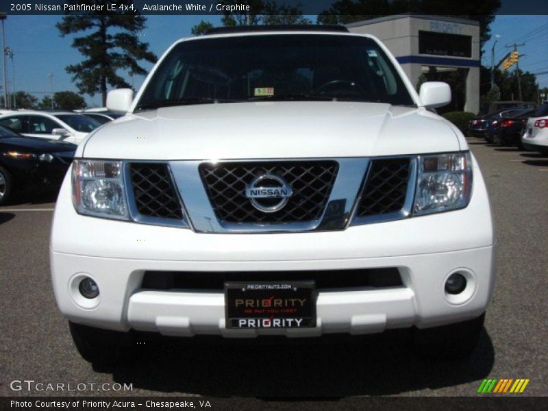 Avalanche White / Graphite 2005 Nissan Pathfinder LE 4x4