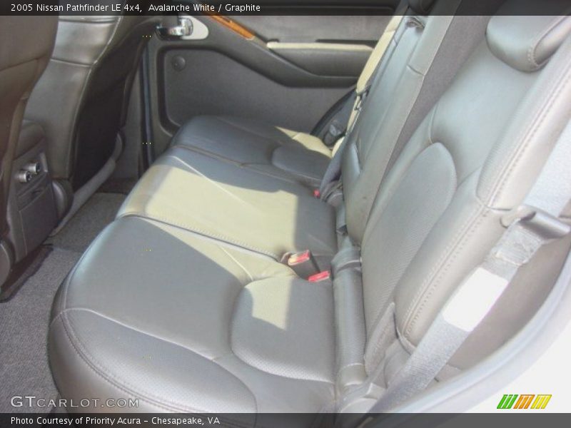 Avalanche White / Graphite 2005 Nissan Pathfinder LE 4x4