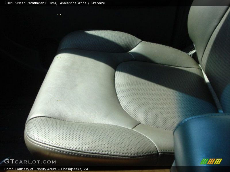 Avalanche White / Graphite 2005 Nissan Pathfinder LE 4x4