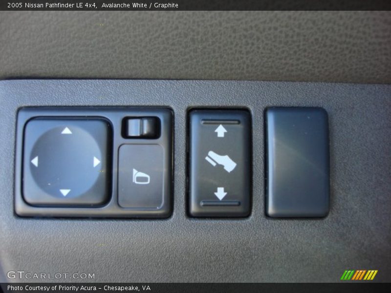Avalanche White / Graphite 2005 Nissan Pathfinder LE 4x4