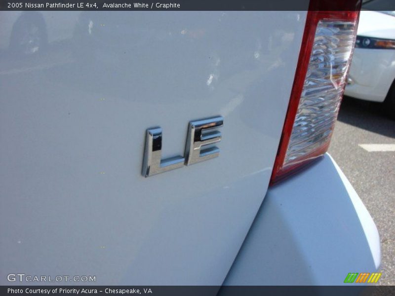 Avalanche White / Graphite 2005 Nissan Pathfinder LE 4x4
