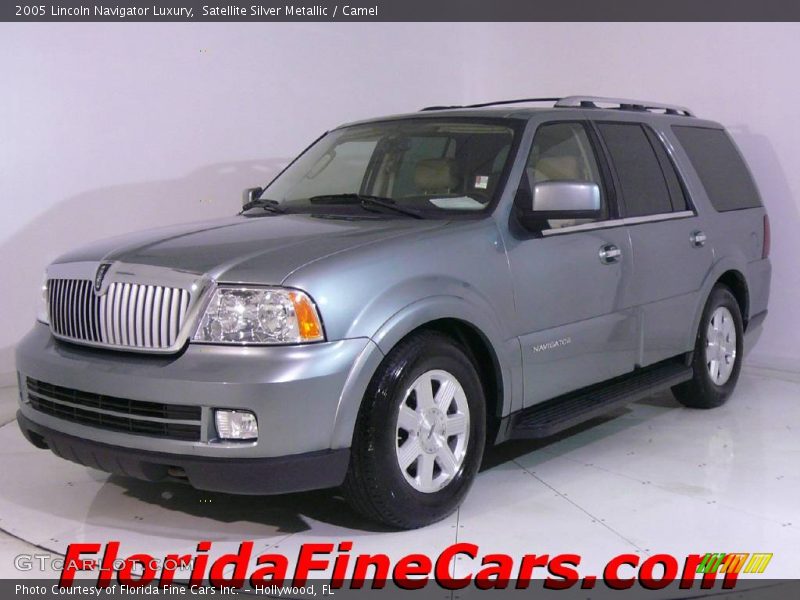 Satellite Silver Metallic / Camel 2005 Lincoln Navigator Luxury