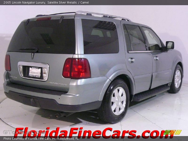 Satellite Silver Metallic / Camel 2005 Lincoln Navigator Luxury