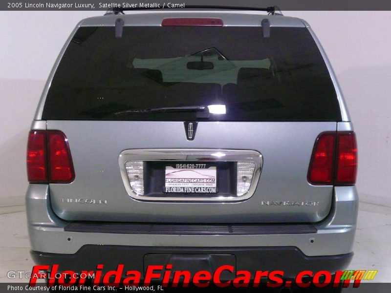 Satellite Silver Metallic / Camel 2005 Lincoln Navigator Luxury