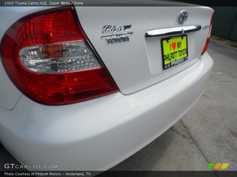 Super White / Stone 2002 Toyota Camry XLE