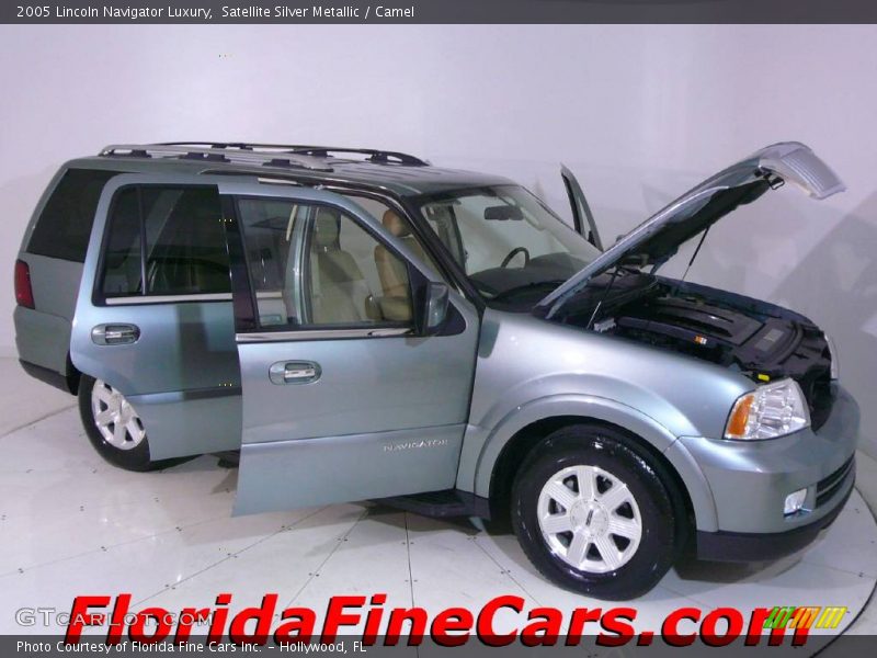 Satellite Silver Metallic / Camel 2005 Lincoln Navigator Luxury