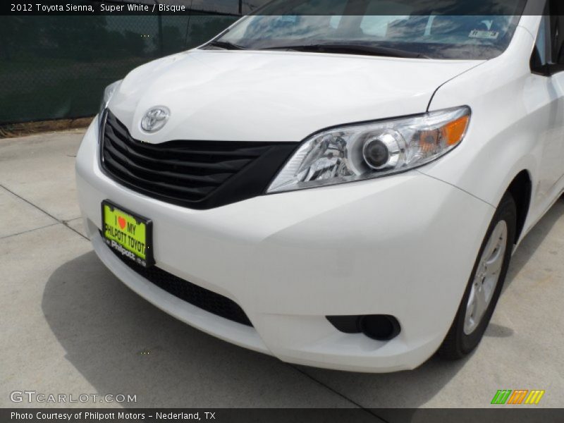 Super White / Bisque 2012 Toyota Sienna