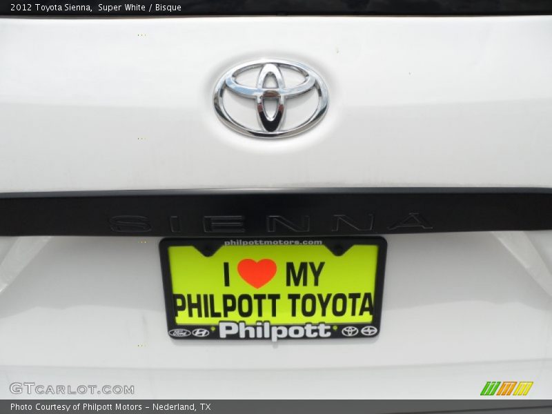 Super White / Bisque 2012 Toyota Sienna
