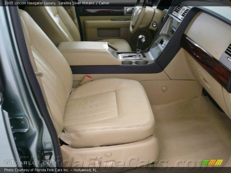 Satellite Silver Metallic / Camel 2005 Lincoln Navigator Luxury