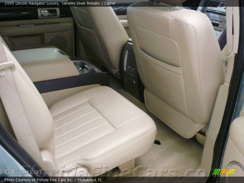 Satellite Silver Metallic / Camel 2005 Lincoln Navigator Luxury