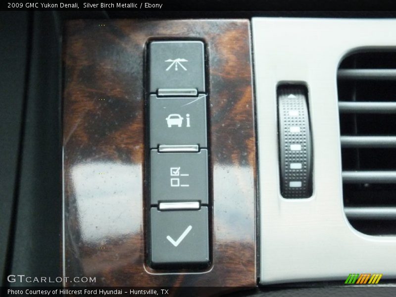 Silver Birch Metallic / Ebony 2009 GMC Yukon Denali