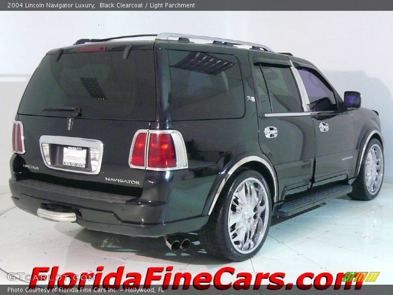 Black Clearcoat / Light Parchment 2004 Lincoln Navigator Luxury