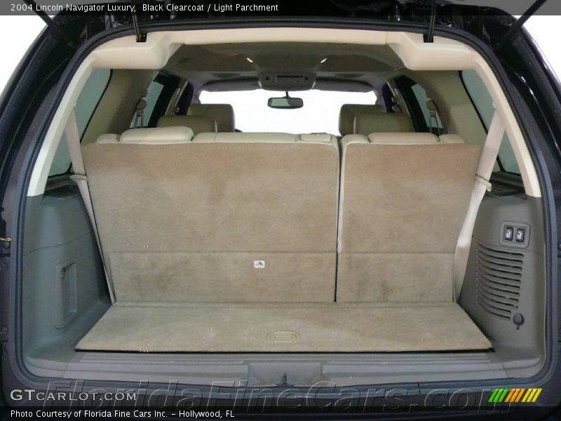 Black Clearcoat / Light Parchment 2004 Lincoln Navigator Luxury