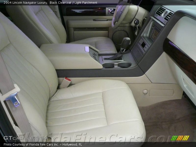 Black Clearcoat / Light Parchment 2004 Lincoln Navigator Luxury