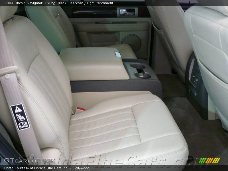 Black Clearcoat / Light Parchment 2004 Lincoln Navigator Luxury