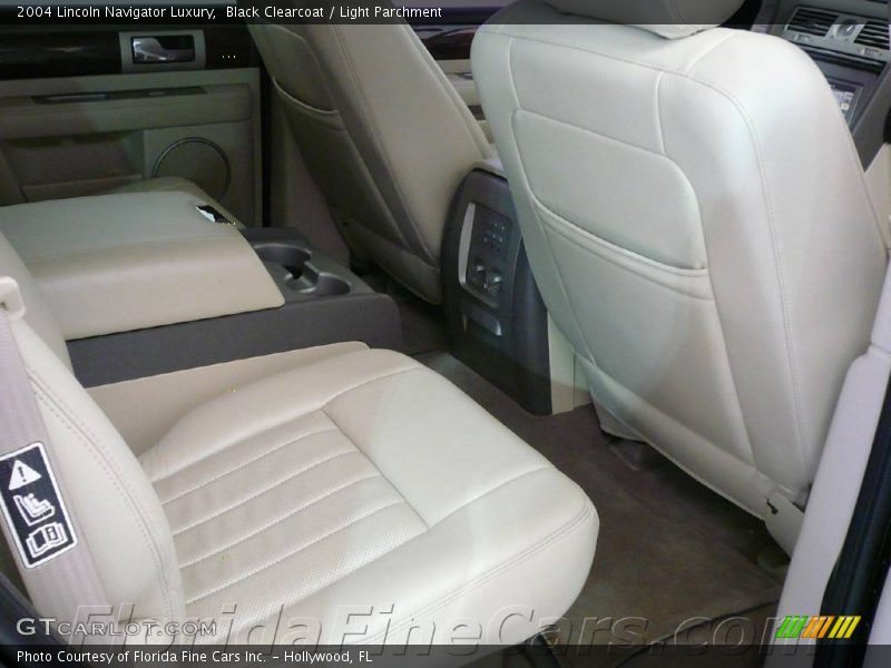 Black Clearcoat / Light Parchment 2004 Lincoln Navigator Luxury
