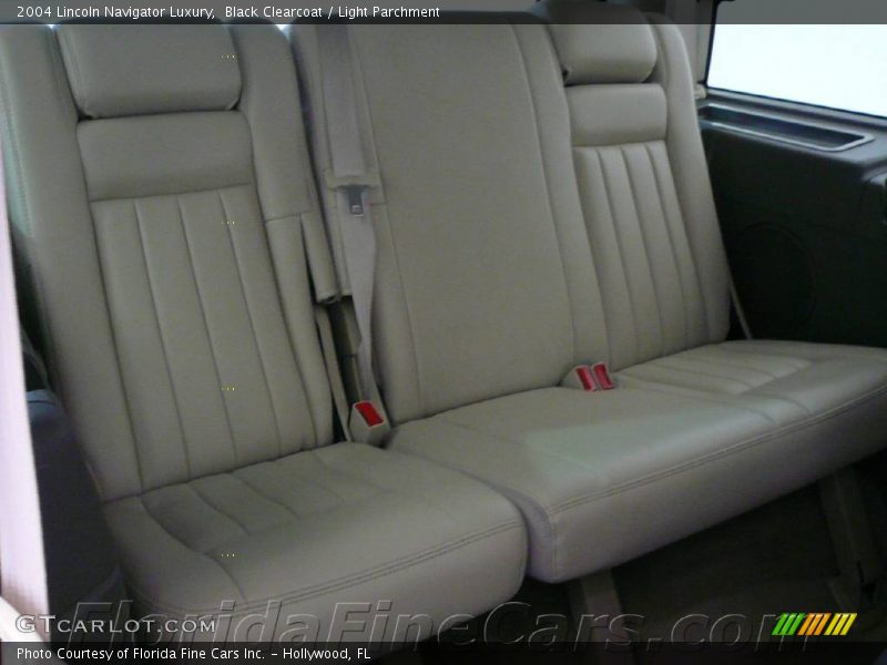 Black Clearcoat / Light Parchment 2004 Lincoln Navigator Luxury